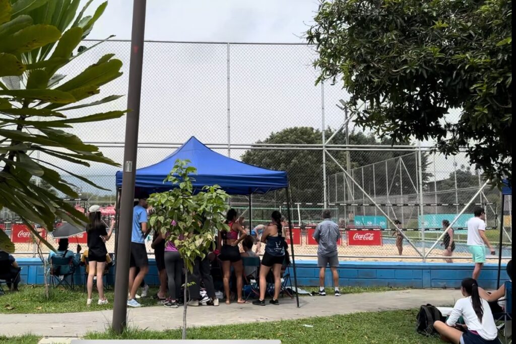 Meeting beautiful Colombian women in public at a park, Unidad Deportiva de Belen.