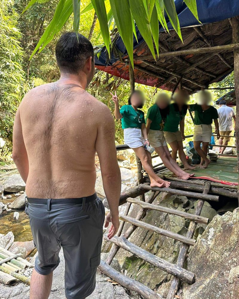 Eric James of Roaming Romances talking to a group of beautiful Vietnamese women and making them laugh in Aluoi, Vietnam.