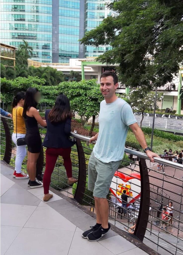 PUA pickup approach of Filipina woman in Cebu Philippines shopping mall. Me, before approaching woman.